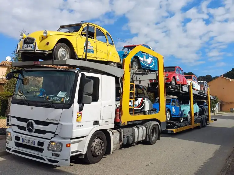 Camion porte-voitures chargé de 2 CV de collection
