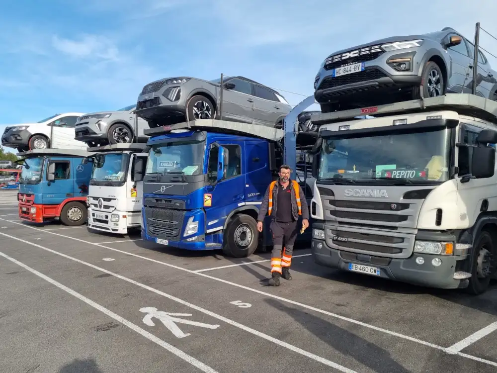 Camions porte-voitures alignés sur un parking