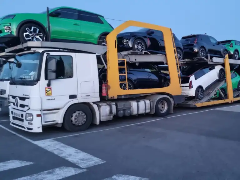 Camion porte-voitures OLIREM chargé de voitures neuves