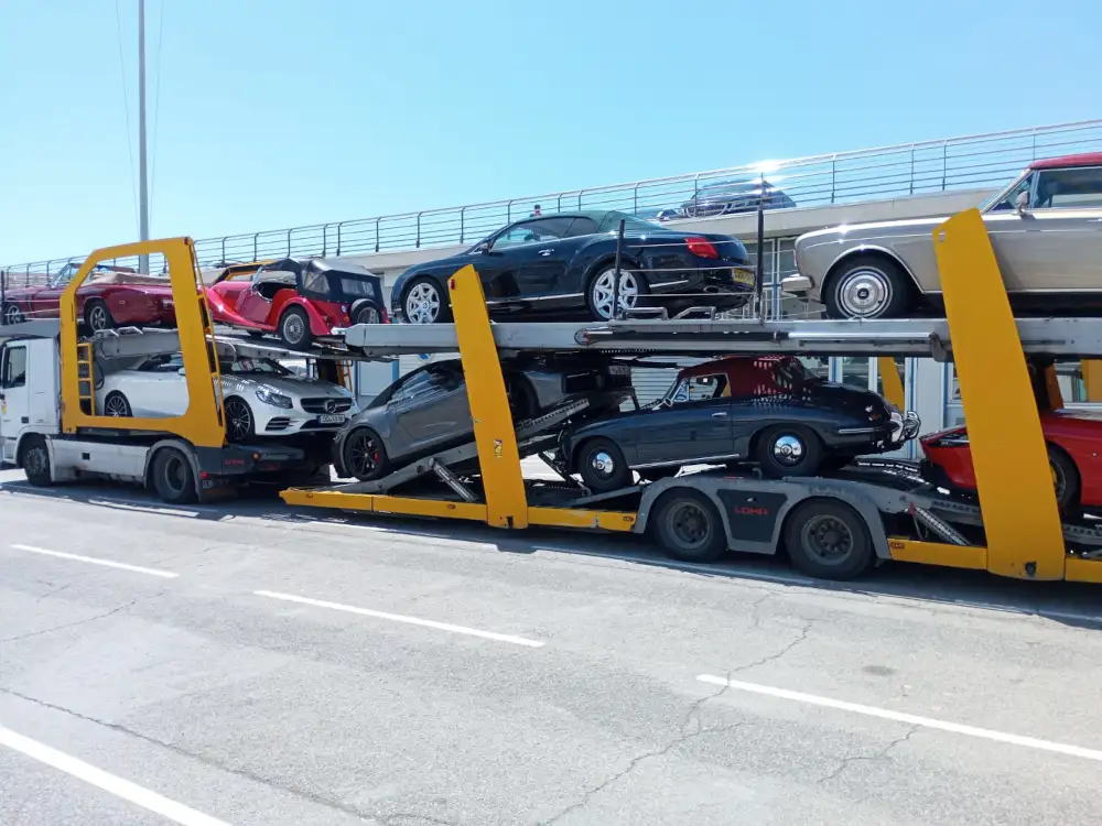 Camion porte-voitures chargé de véhicules de prestige