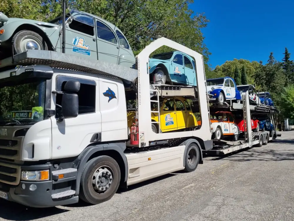 Camion porte-voitures OLIREM chargé de voitures