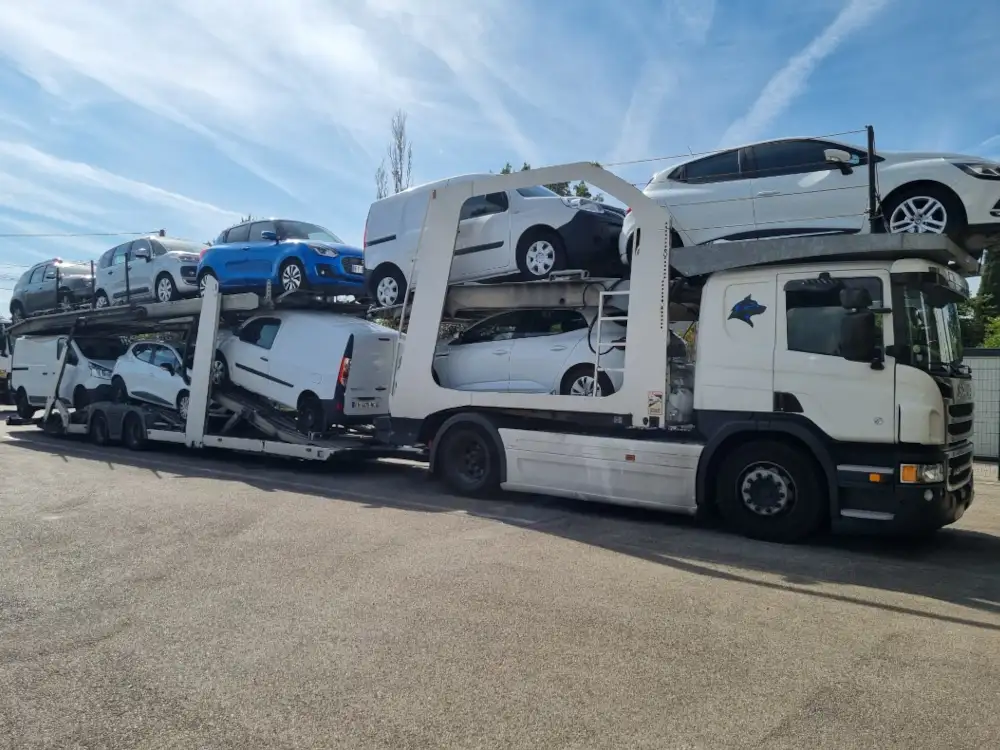 Camion porte-voitures OLIREM chargé de voitures et d’utilitaires