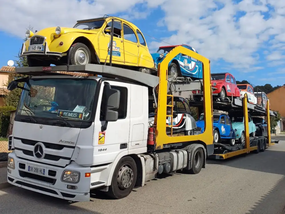Camion porte-voitures chargé de 2 CV de collection