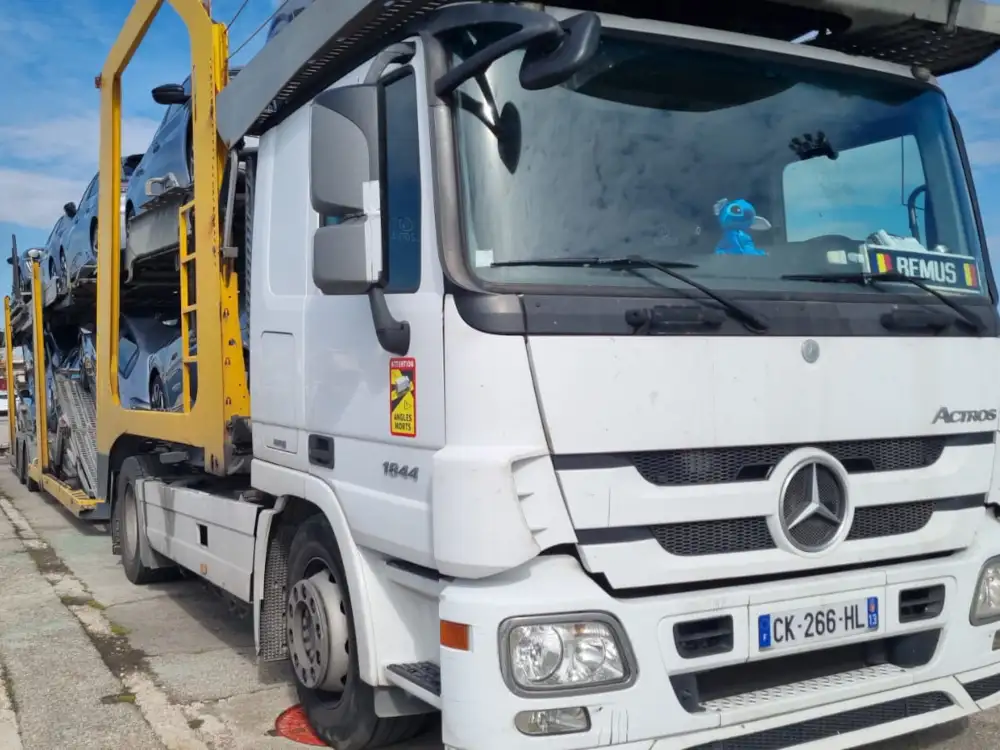 Camion porte-voitures OLIREM, vue de la cabine