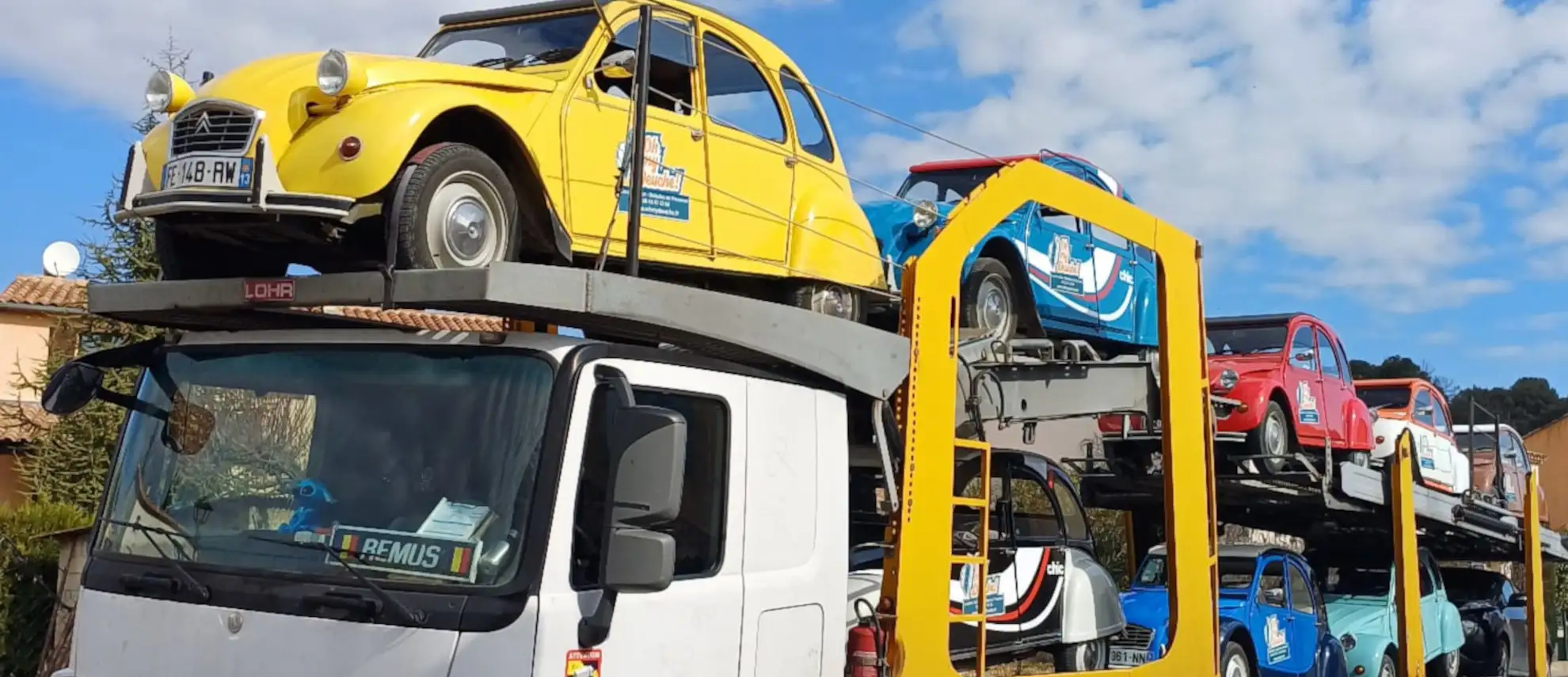 Véhicules chargés sur un camion porte-voitures