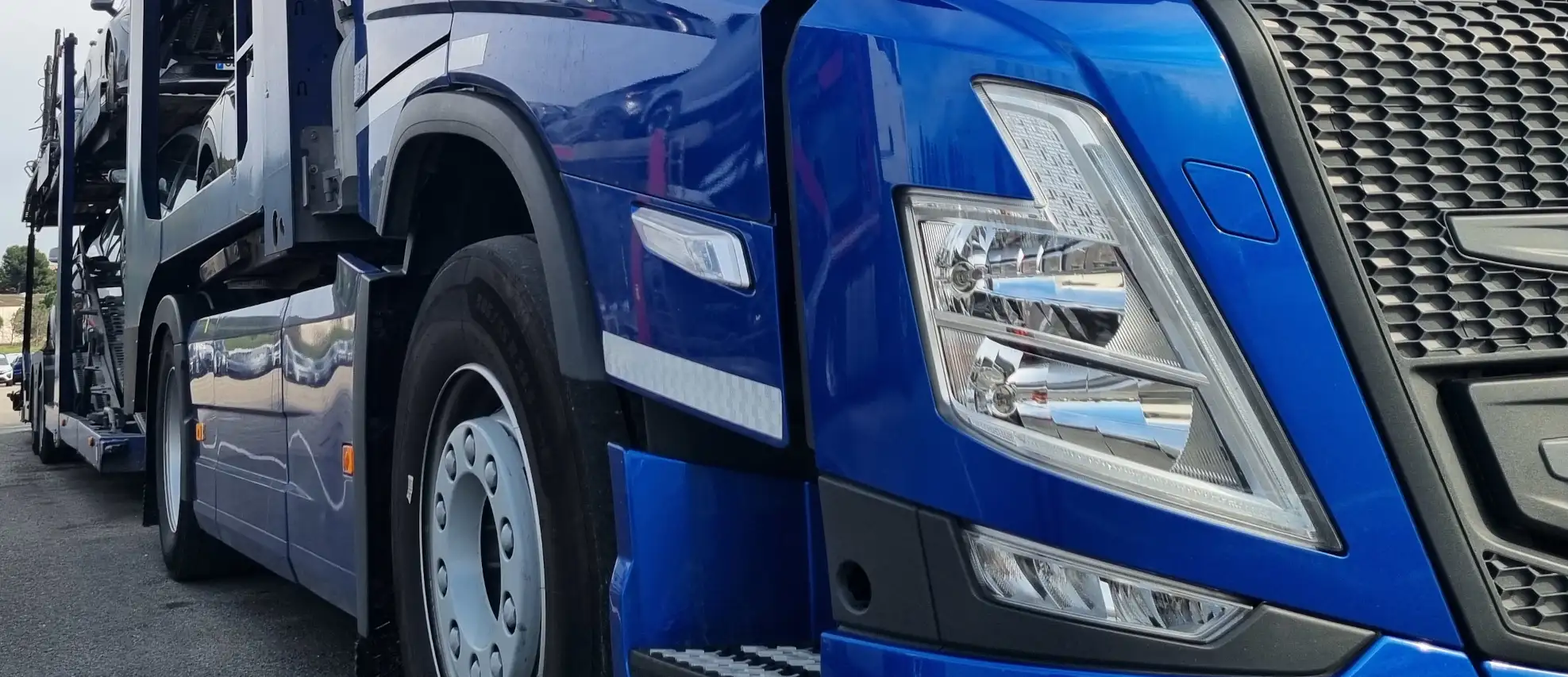 Camion porte-voitures OLIREM sur la route