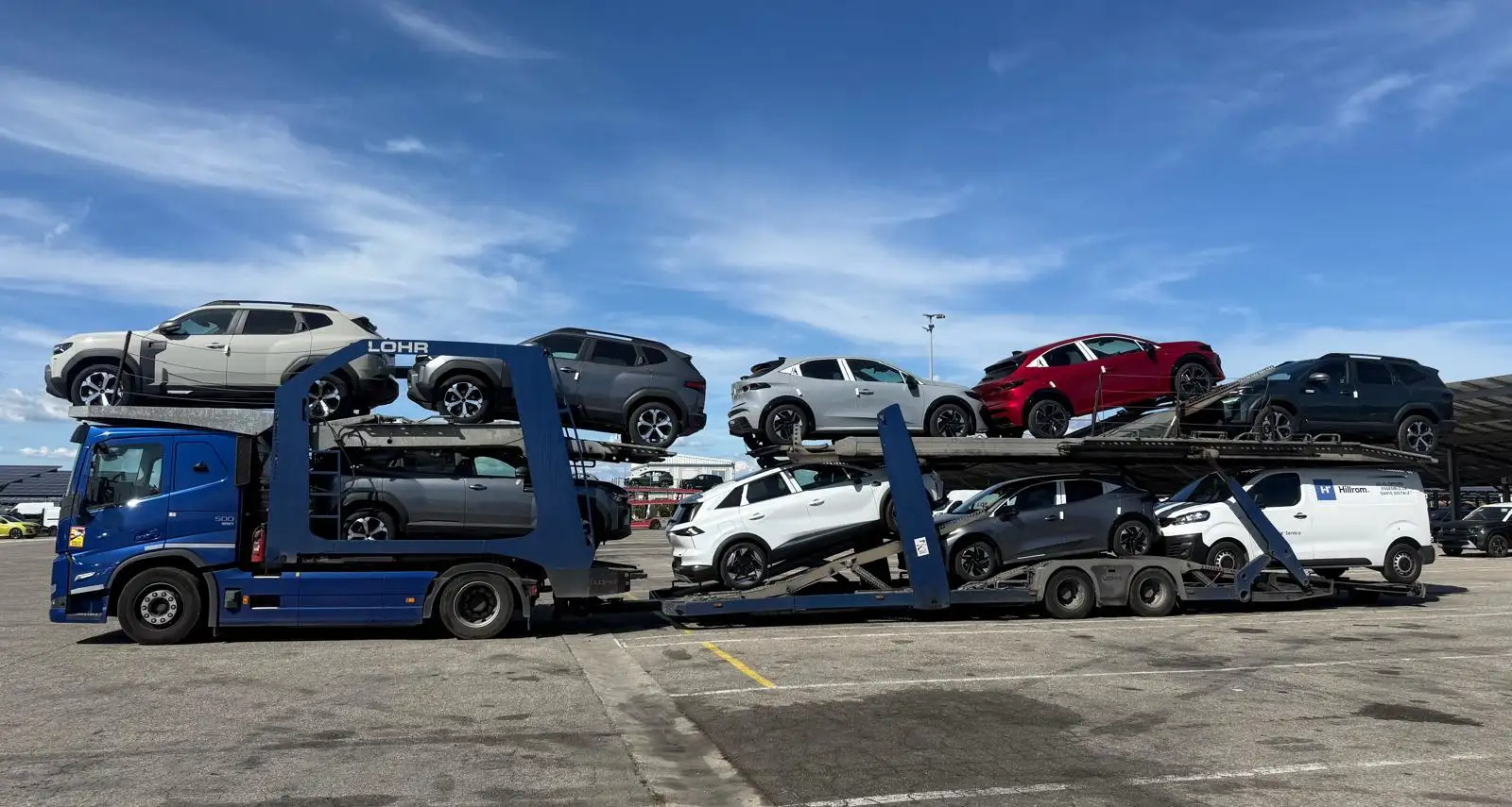 Camion porte-voitures OLIREM chargé de véhicules